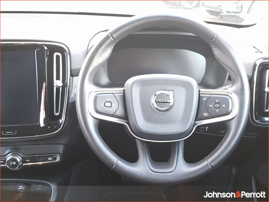 2020 Volvo XC40 - image 9