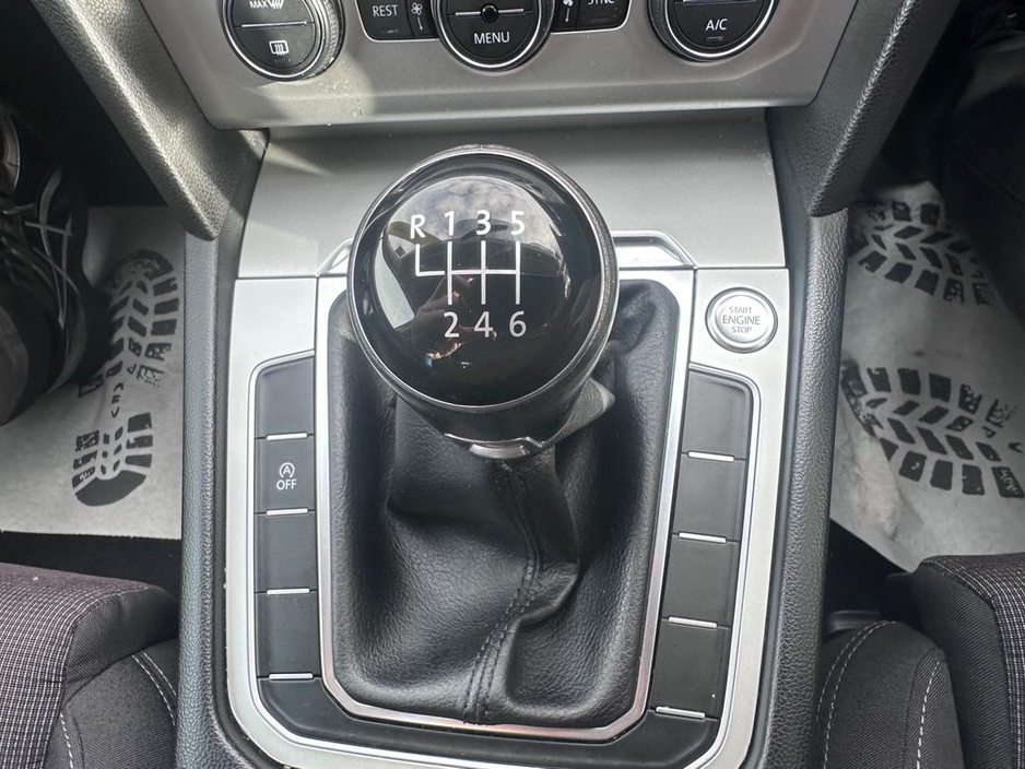 2017 Volkswagen Passat - image 31