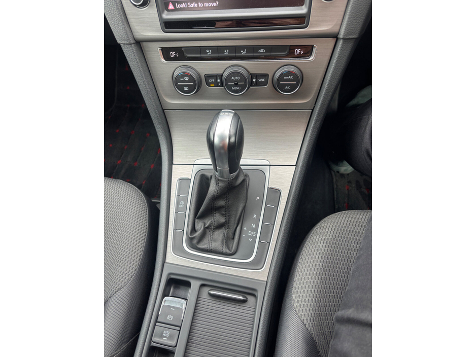 2015 Volkswagen Golf - image 9