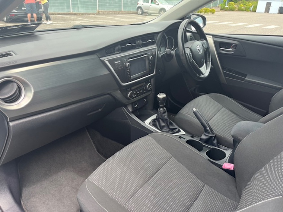 2013 Toyota Auris - image 12