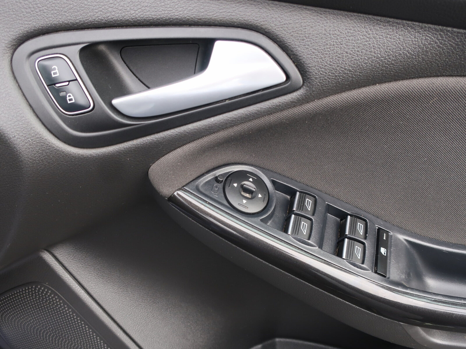 2018 Ford Focus - image 10