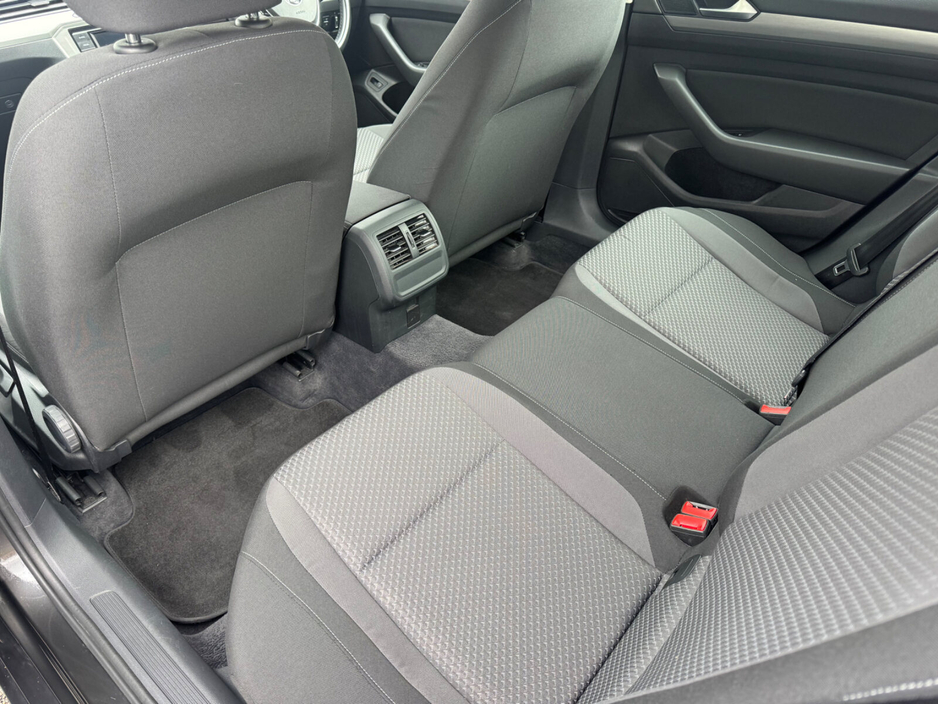 2018 Volkswagen Passat - image 13