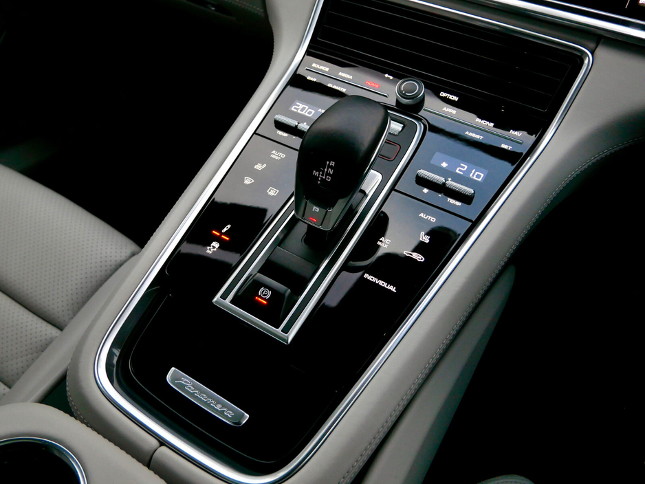 2023 Porsche Panamera - image 27