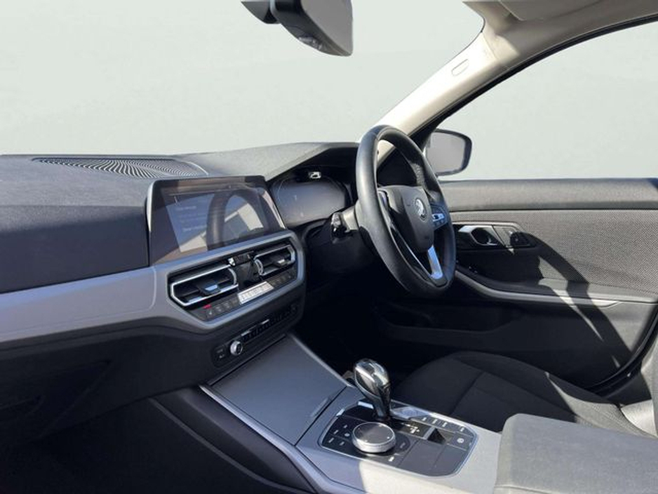 2019 BMW 3 Series - image 7