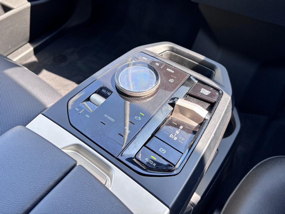 2023 BMW iX XDRIVE40 M SPORT EDITION // PANORAMIC ROOF €45,950