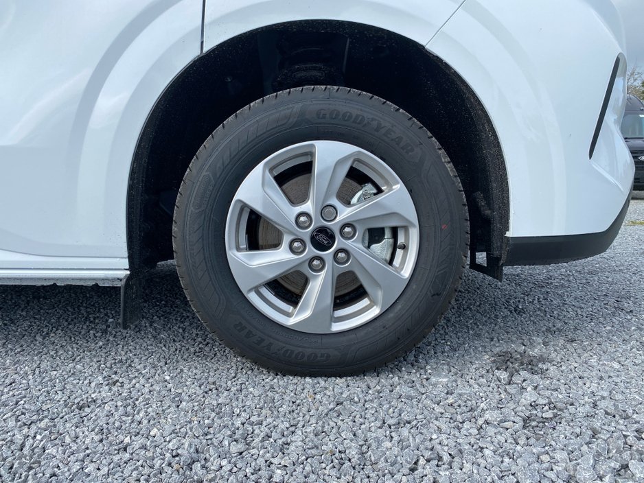 2026 Ford Transit Custom - image 15