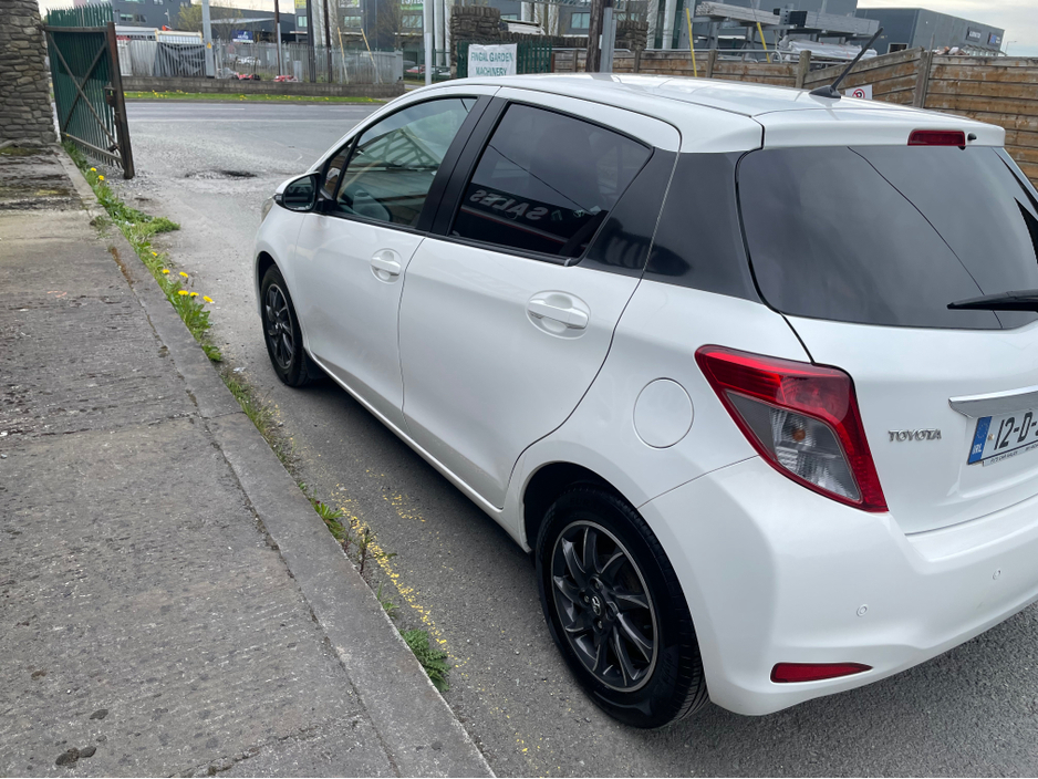 2012 Toyota Yaris - image 7