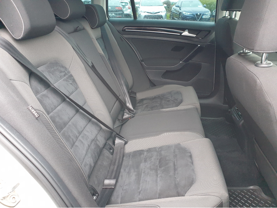 2014 Volkswagen Golf - image 9