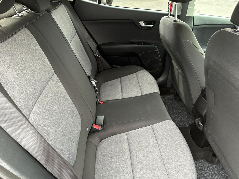 2021 Kia Stonic - image 6