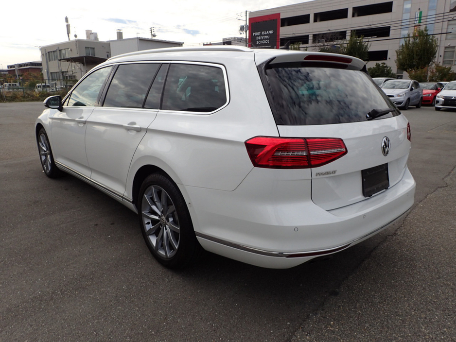 2020 Volkswagen Passat - image 3