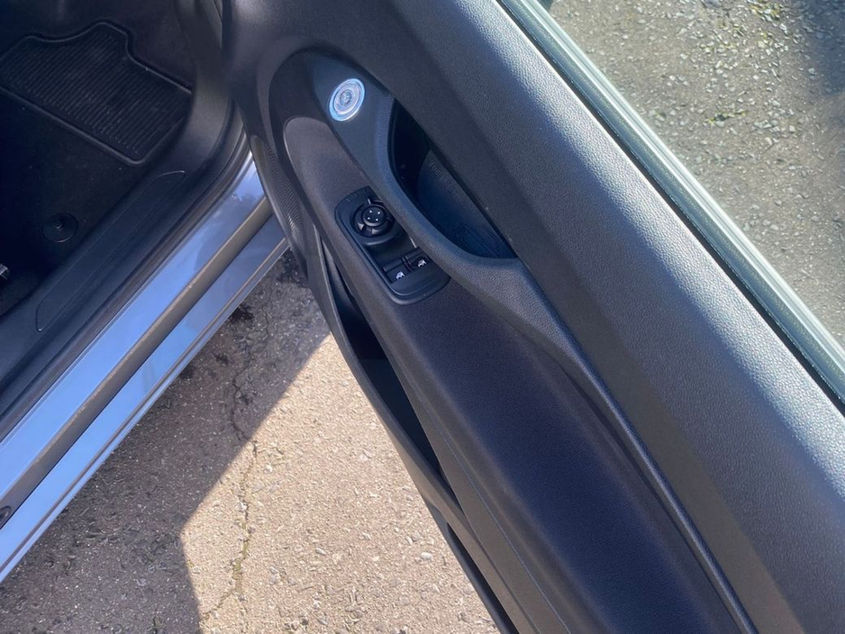 2025 Fiat 500e - image 12