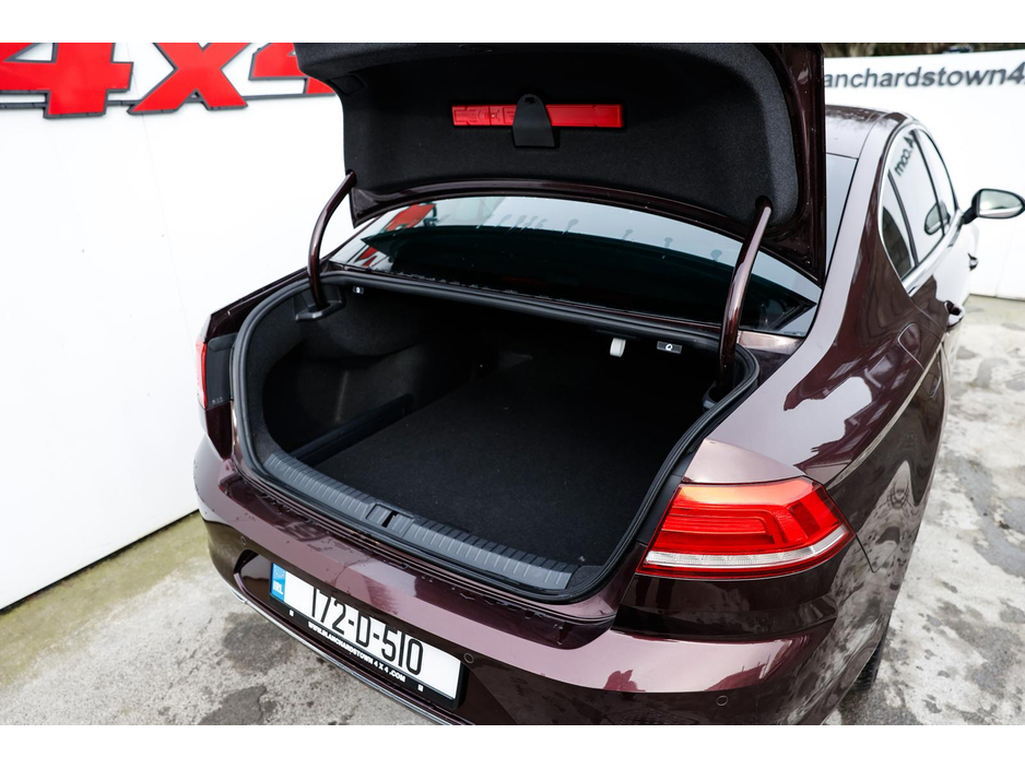 2017 Volkswagen Passat - image 13