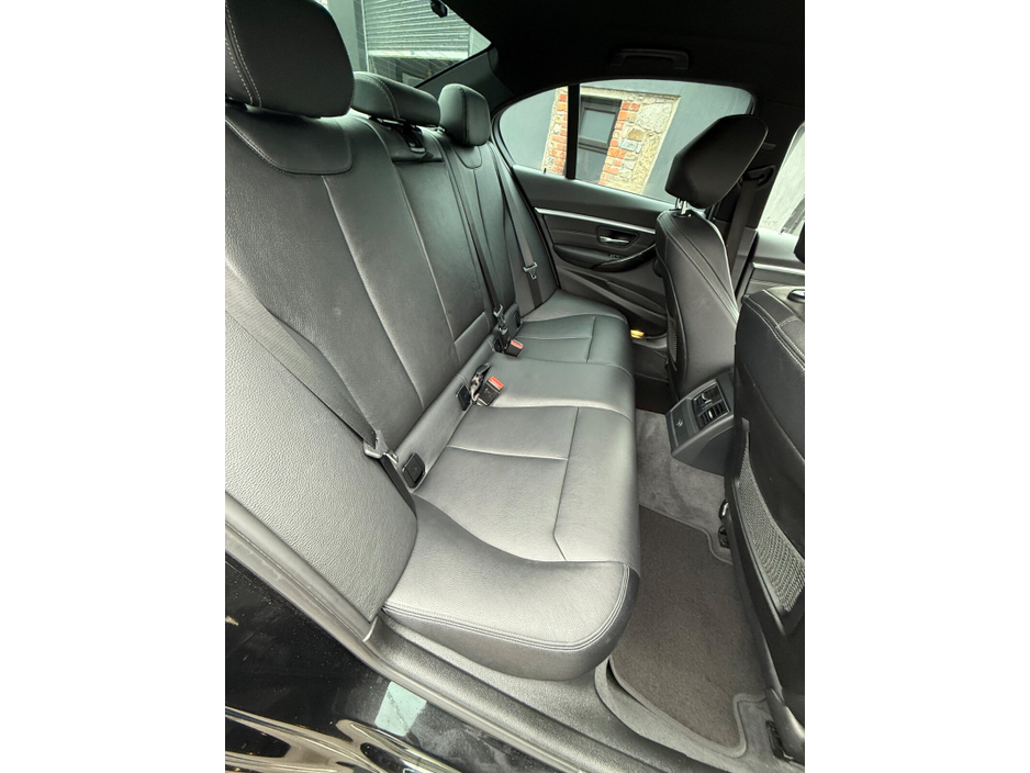 2017 BMW 3 Series - image 19