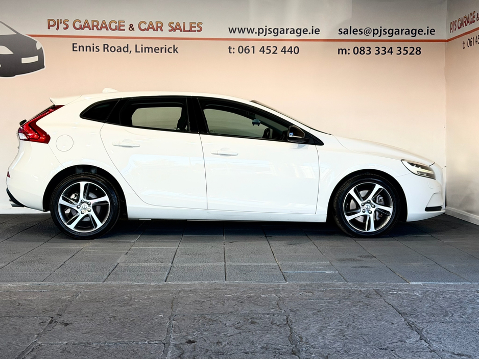 2018 Volvo V40 - image 4