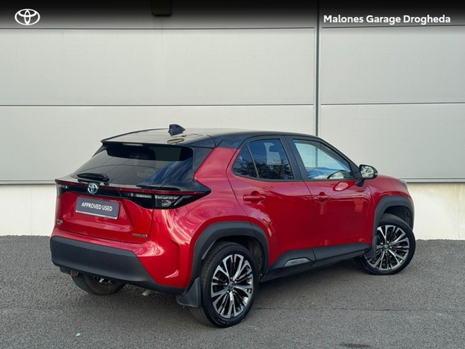 2024 Toyota Yaris Cross - image 2