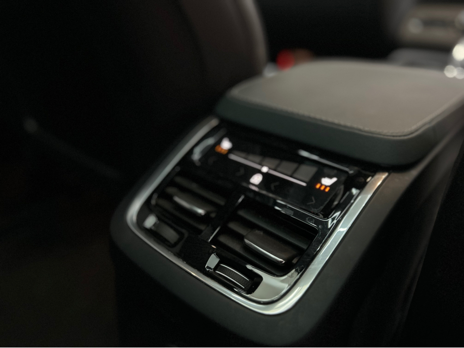2022 Volvo XC90 - image 14