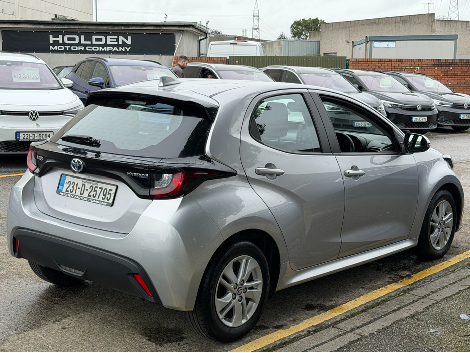 2023 Toyota Yaris - image 9