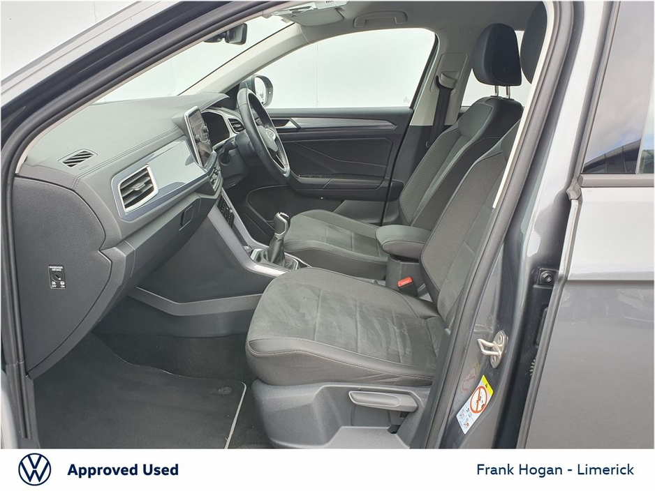 2023 Volkswagen T-Roc - image 4