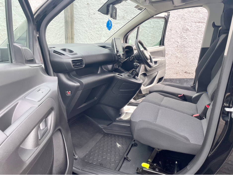 2023 Citroen Berlingo - image 32