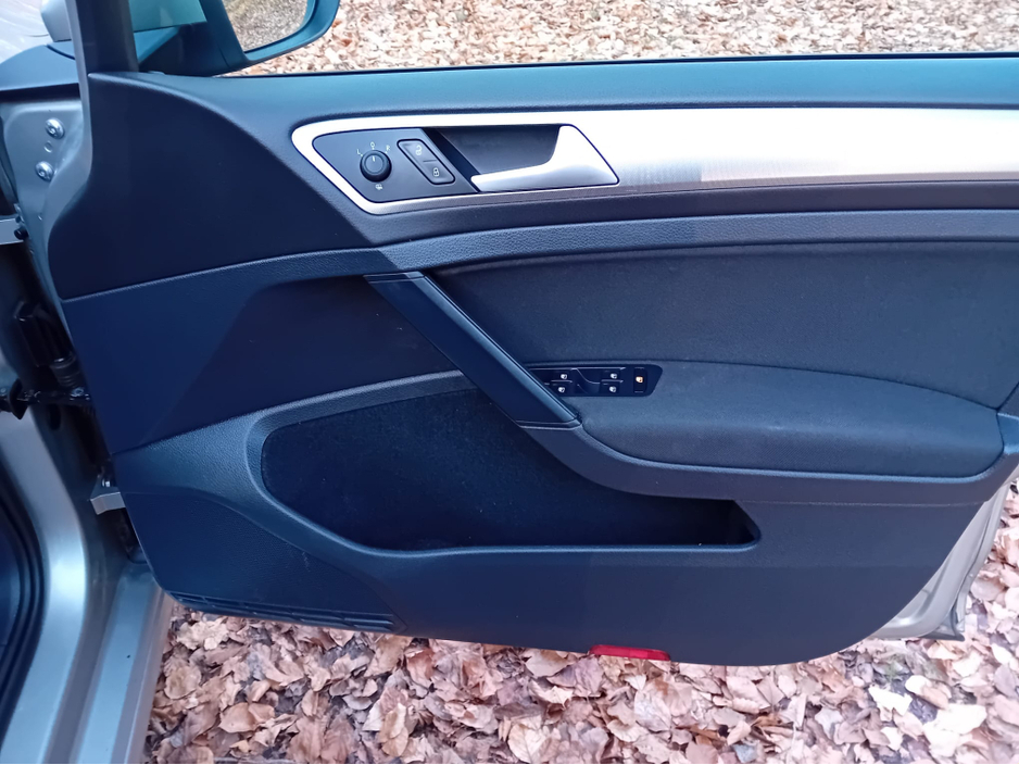 2017 Volkswagen Golf - image 17