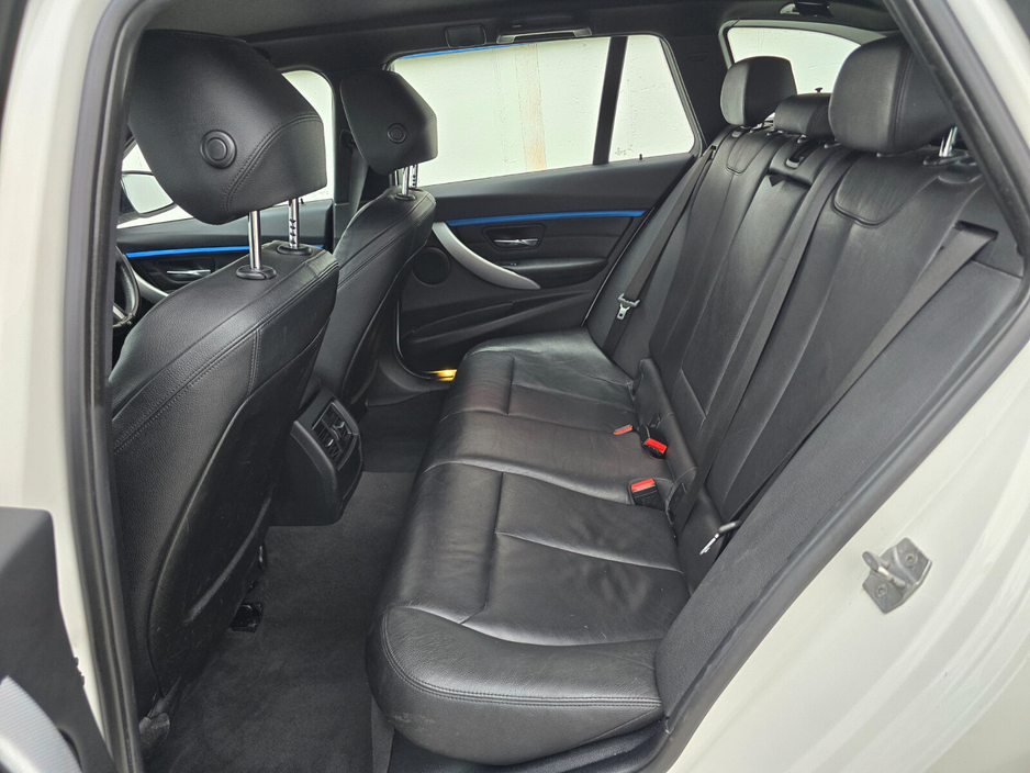 2017 BMW 3 Series - image 16