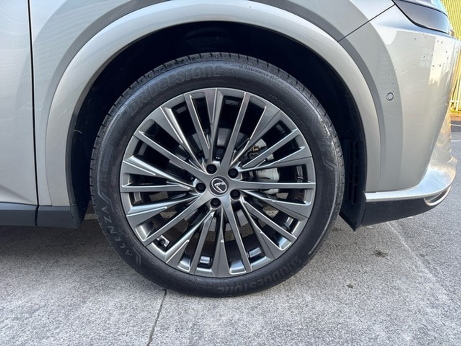 2025 Lexus RX 450h+ PHEV PREMIUM // PAN ROOF // HEATED & COOLING LEATHER SEATS // 360 CAMERA & PARK ASSIST // POWER TAILGATE // FULL WARRANTY €87,945