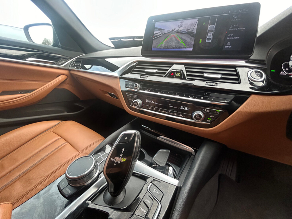 2021 BMW 5 Series - image 8