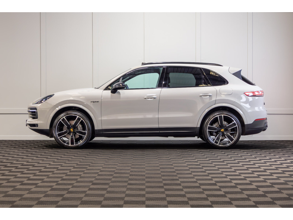 2022 Porsche Cayenne  €59,999