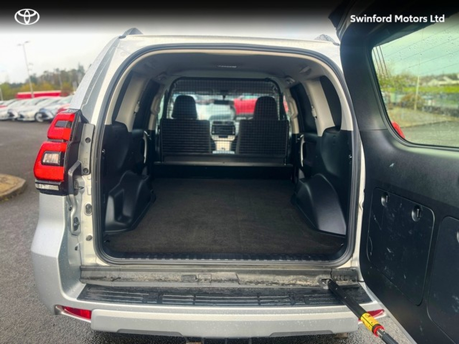 2023 Toyota Landcruiser - image 6