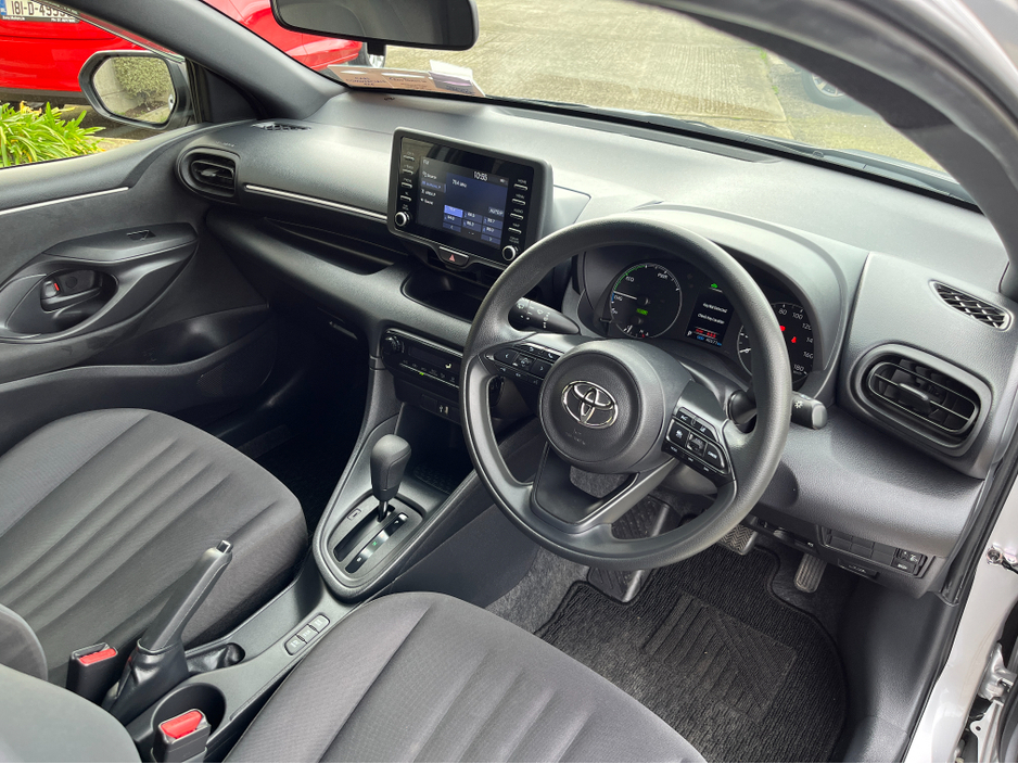 2022 Toyota Yaris - image 14