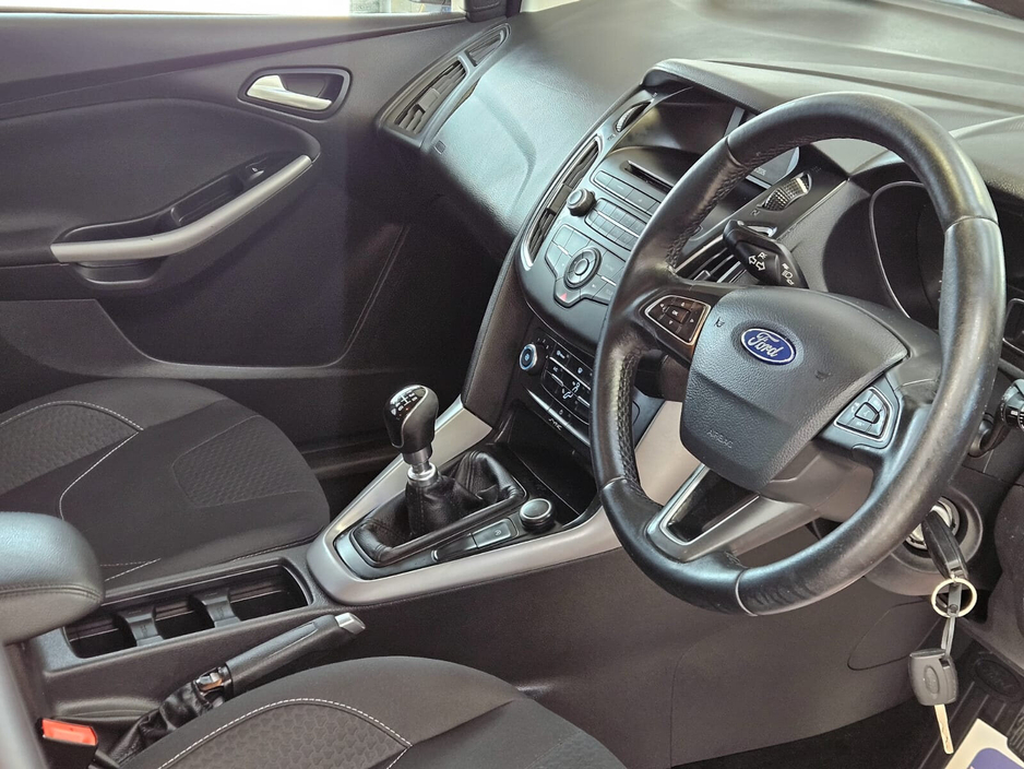 2016 Ford Focus - image 15