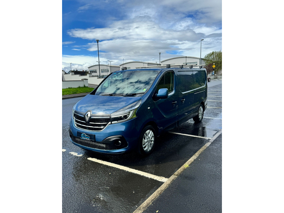 2021 Renault Trafic - image 4