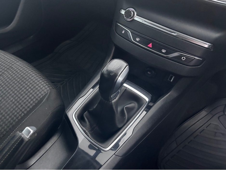 2018 Peugeot 308 - image 8