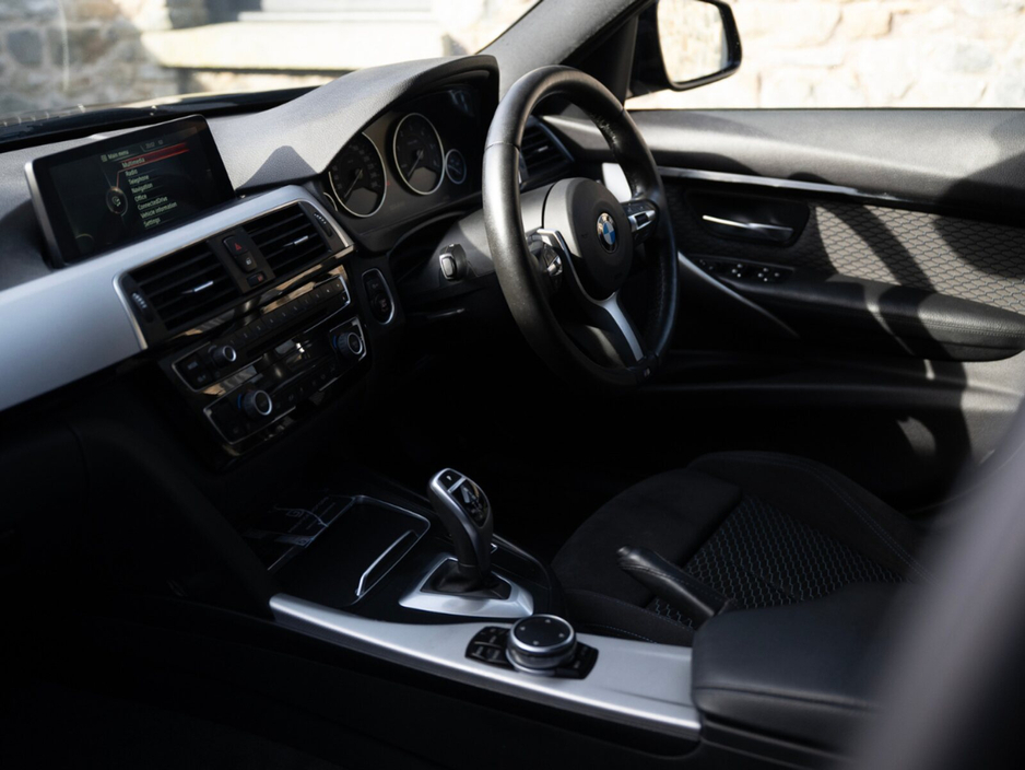 2015 BMW 3 Series - image 12