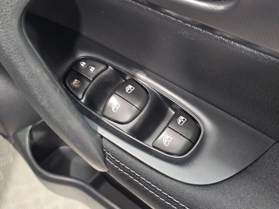 2017 Nissan Qashqai - image 20