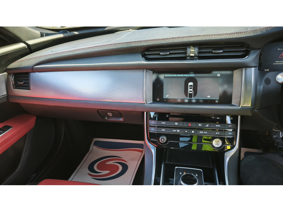 2016 Jaguar XF - image 19