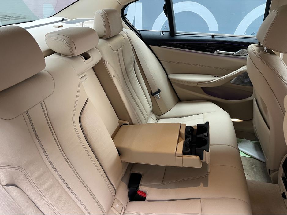2017 BMW 5 Series - image 16
