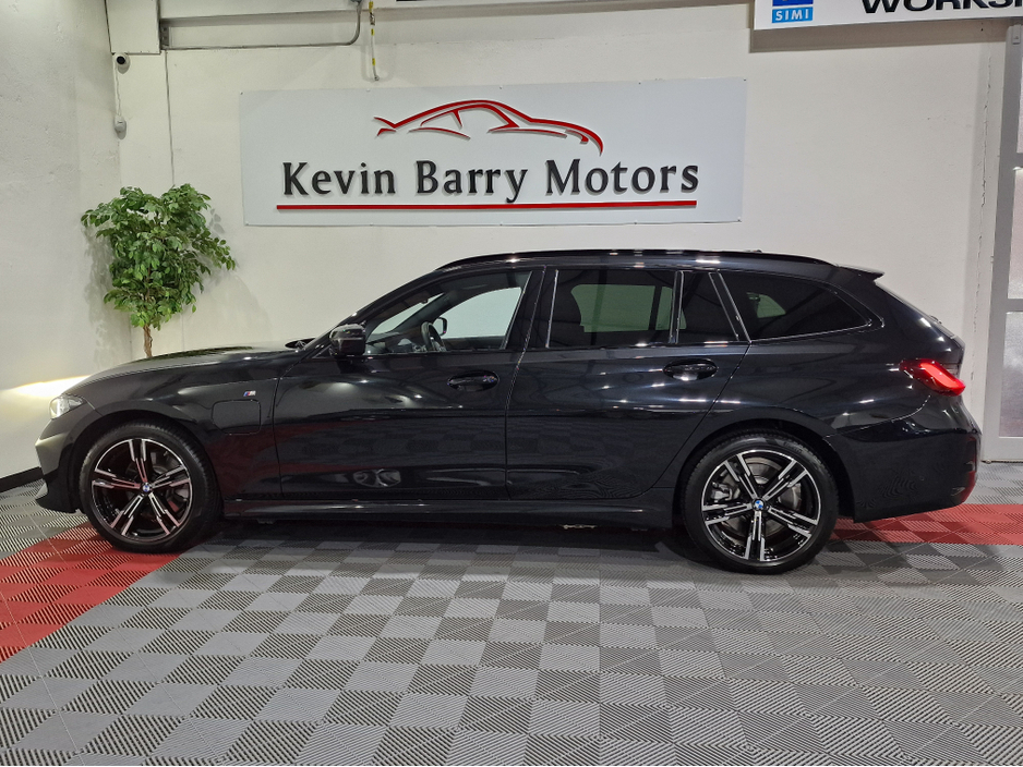 2025 BMW 3 Series 330E TOURING M SPORT (22.3KWH BATTERY) AUTOMATIC **ONE OWNER / APPLE CARPLAY / CRUISE CONTROL / ELECTRIC BOOTLID / FULL LEATHER / HEATED SEATS / REVERSE CAMERA / SAT NAV / BMW WARRANTY UNTIL 03/2028** €52,900