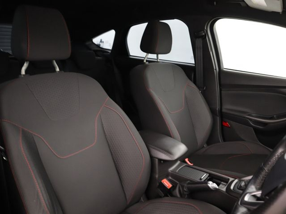 2017 Ford Focus - image 10