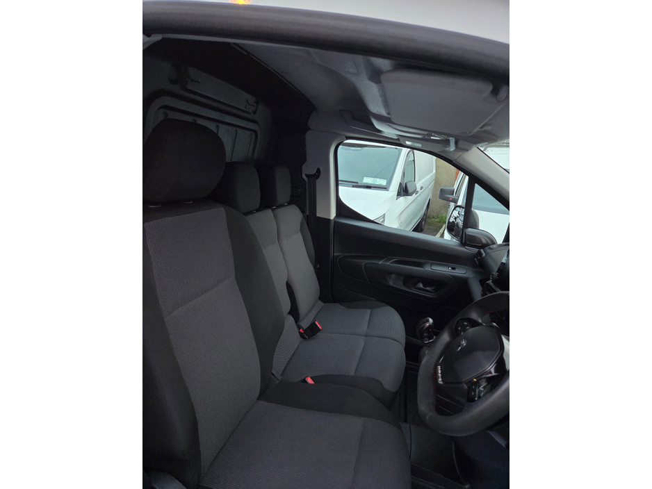 2021 Peugeot Partner - image 8