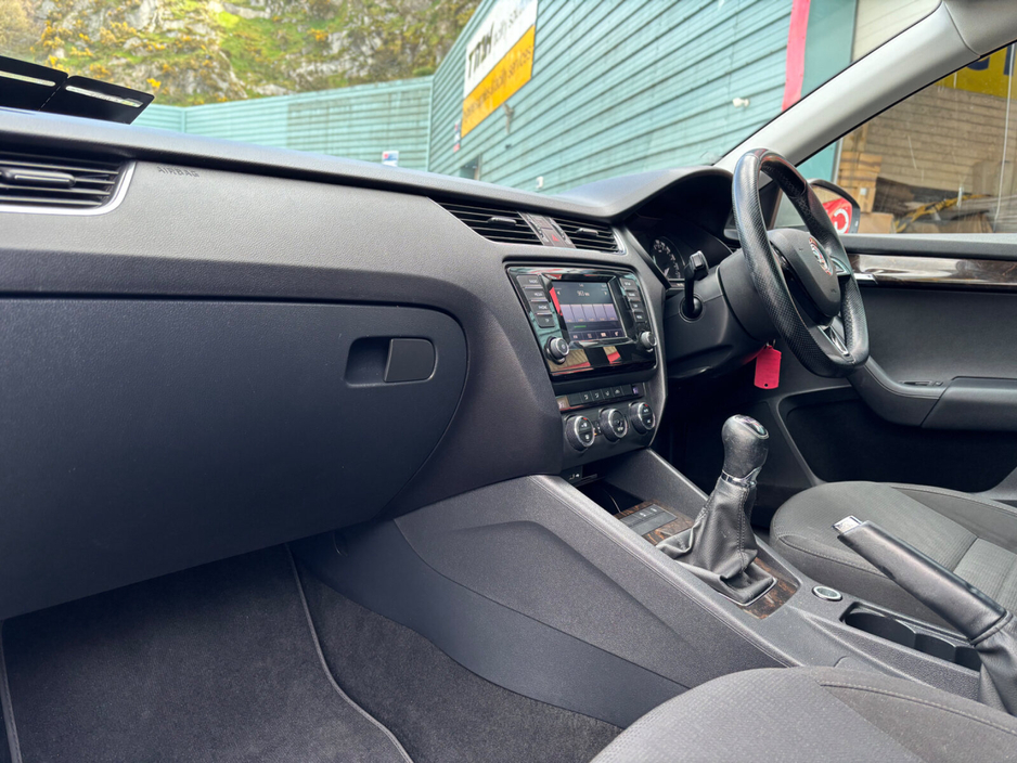 2015 Skoda Octavia - image 11