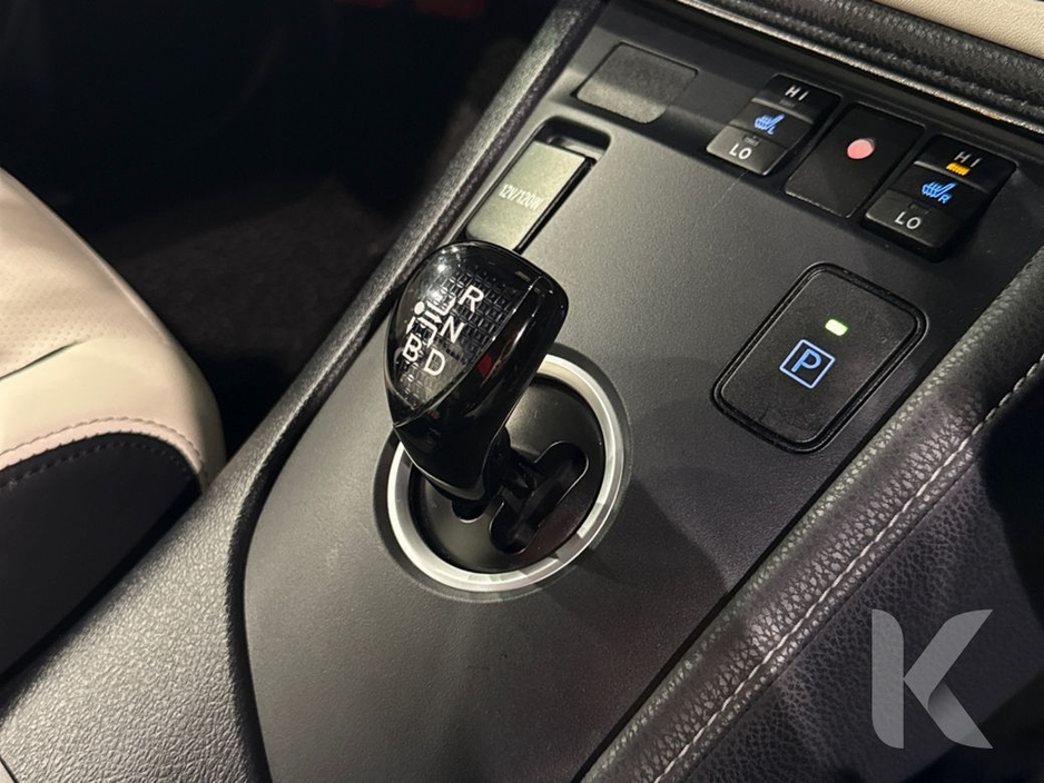 2016 Toyota Auris HYBRID G PACKAGE - BEIGE/BLACK FULL LEATHER INTERIOR - FACTORY ALLOYS - REVERSE CAMERA €13,950