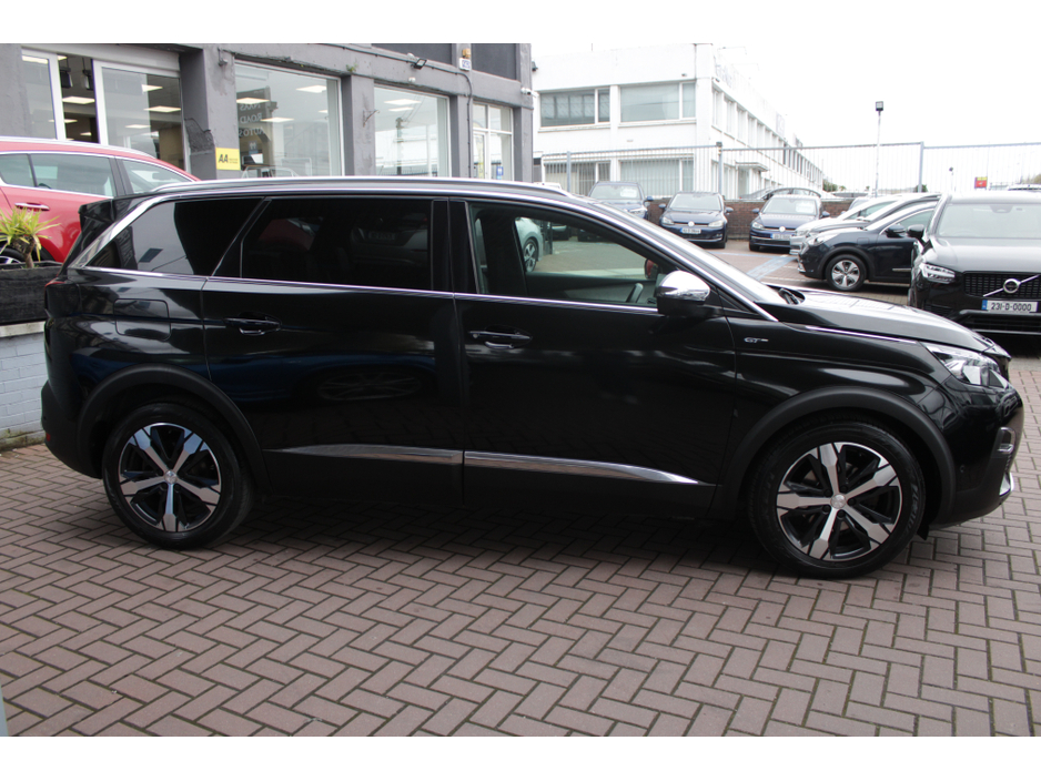 2018 Peugeot 5008 - image 3