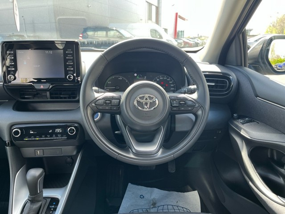 2023 Toyota Yaris - image 9