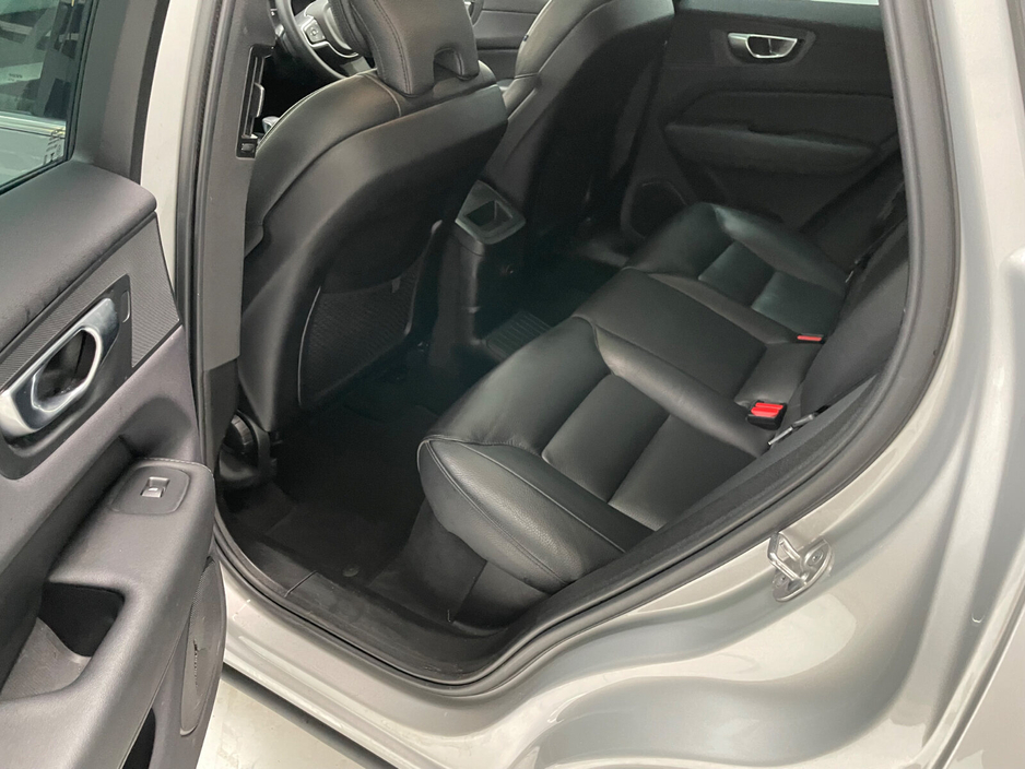 2023 Volvo XC60 - image 12