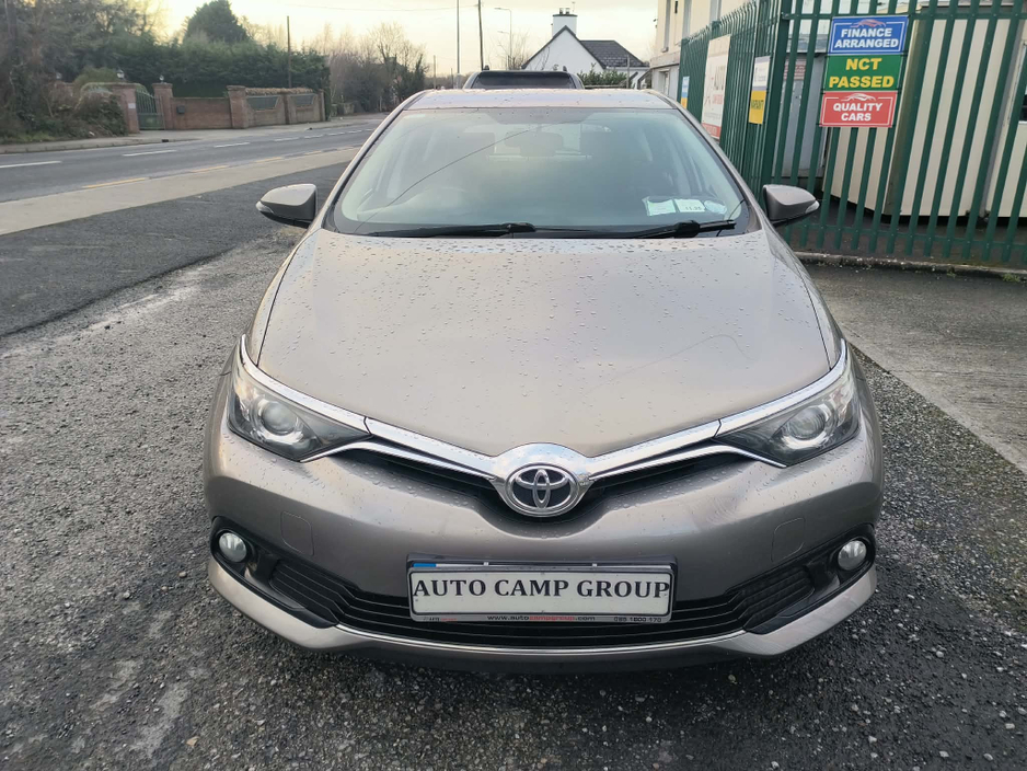 2016 Toyota Auris - image 2