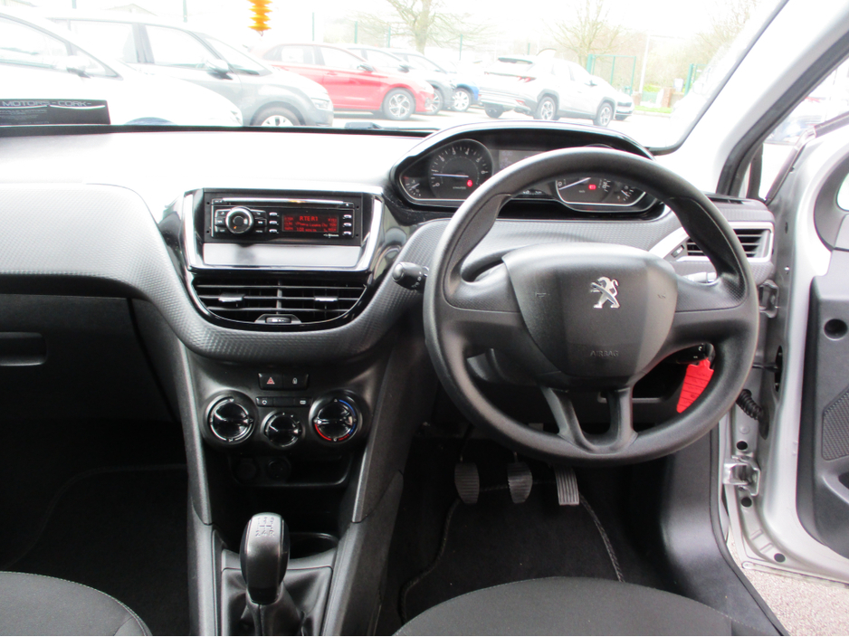 2017 Peugeot 208 - image 10