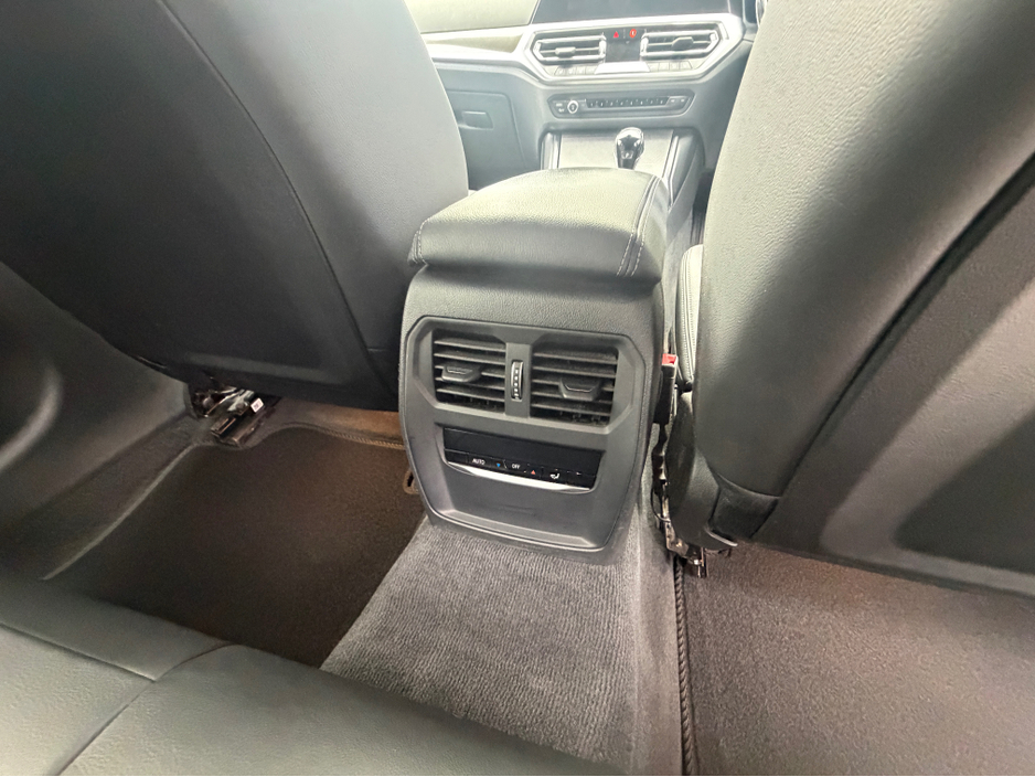 2022 BMW 3 Series - image 13