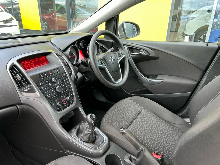 2017 Opel Astra - image 2