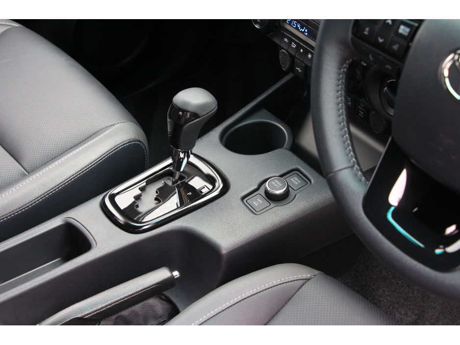 2025 Toyota Hilux Invincible X * Roll cover and bars inc €66,358